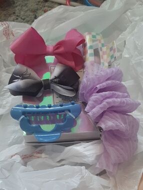 Assorted Girls Hair Accessories Set 11 Claw Clips 6 Scrunchies 4 Bows